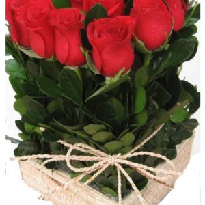 Cvetni aranžman - ARANŽMAN SA CRVENIM RUŽAMA Cvecara Infinity Beograd Besplatna Dostava