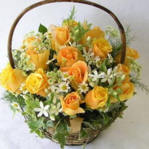Cvetni aranžman - ARANŽMAN SA ŽUTIM RUŽAMA U KORPICI