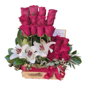 Цветни аранжман који се састоји од црвених ружа и белих љиљана смештених у дрвеној кутији. Кутија је украшена црвеном траком, а међу цвећем се делимично уочава мала картица. Зелено лишће и мали бели цветови допуњују аранжман. Ова изузетна изложба позната је као Цветни аранжман - АРАНЖМАН СА РУЖАМА И ЉИЉАНОМ.