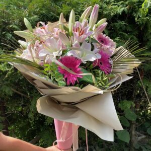 BUKET SA ROZE LJILJANOM I ROZE GERBEROM