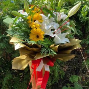 BUKET SA BELIM LJILJANOM I ŽUTIM GERBEROM