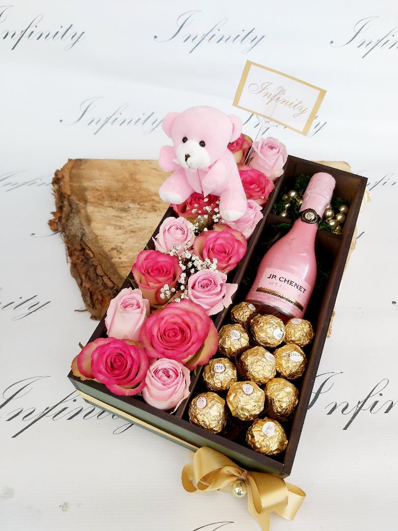 ROZE RUŽE,MEDA,FERRERO I MALI ŠAMPANJAC U KUTIJI ROZE RUŽE,MEDA,FERRERO I MALI ŠAMPANJAC U KUTIJI