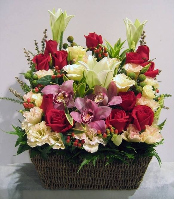 Cvetni aranžman - ARANŽMAN SA RUŽAMA,ORHIDEJOM,LJILJANIMA I LIZIJANTUSOM U KORPI Cvetni aranžman - ARANŽMAN SA RUŽAMA,ORHIDEJOM,LJILJANIMA I LIZIJANTUSOM U KORPI