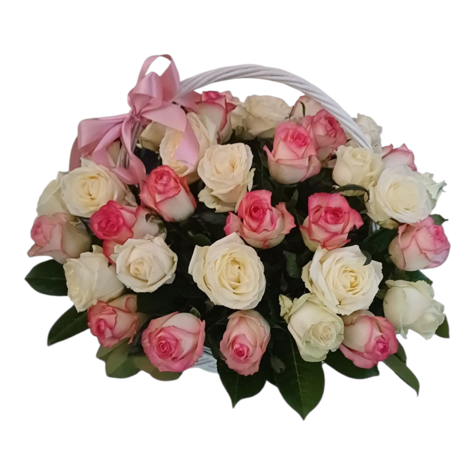 bele i roze ruže u korpici