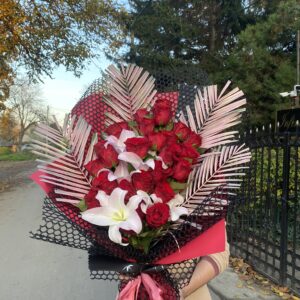 buket sa crvenim ruzama i ljiljanom